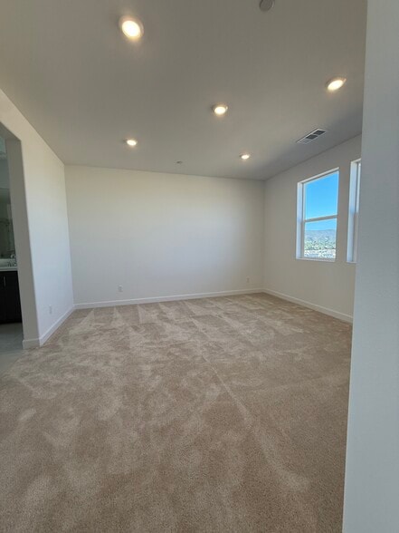 Building Photo - 424 Bunsen St