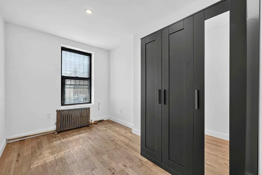 Building Photo - 406 W 39th St