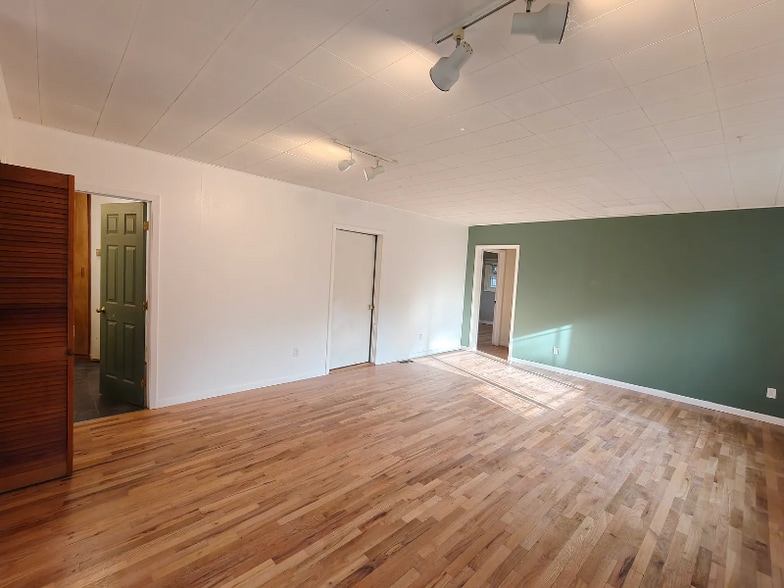 Building Photo - 405 NW Lewisburg Ave