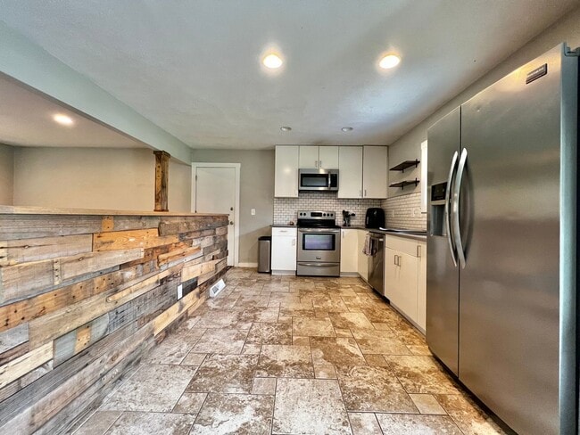 Building Photo - Beautifully Remodeled 5 Bed 2 Bath House i...
