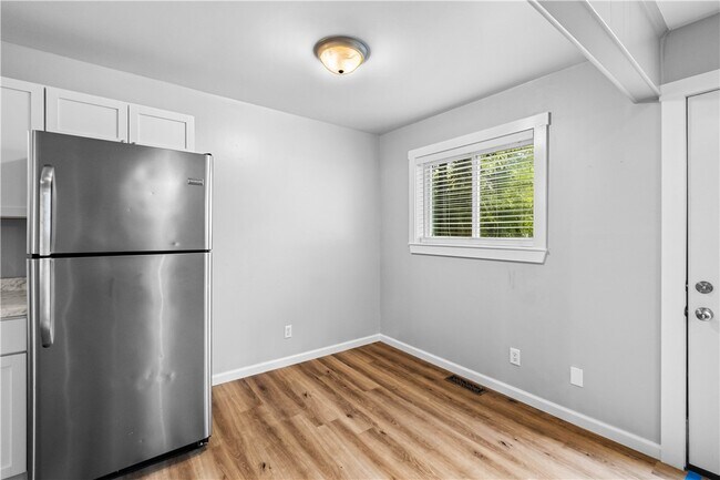 Building Photo - 574 S Sang Ave