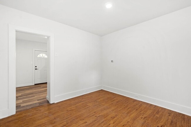Building Photo - AVAILABLE SEPT 1ST!! UPDATED & SPACIOUS 3-...