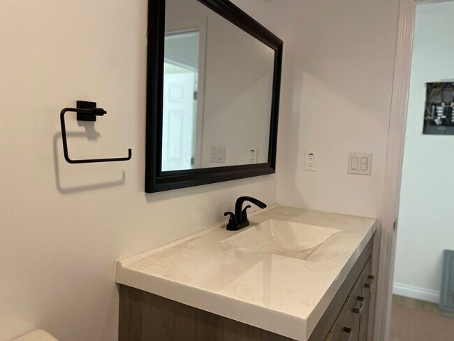 Building Photo - 1385 N Marengo Ave