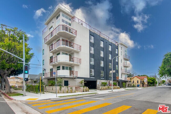 Primary Photo - 321 S Fickett St