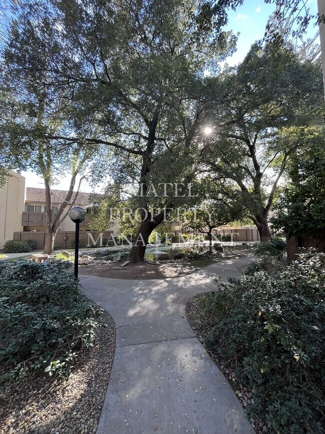 Building Photo - COLO370