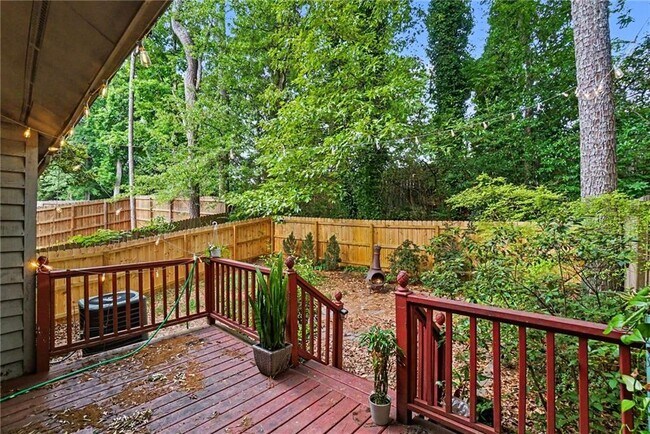 Building Photo - 1006 Creatwood Cir