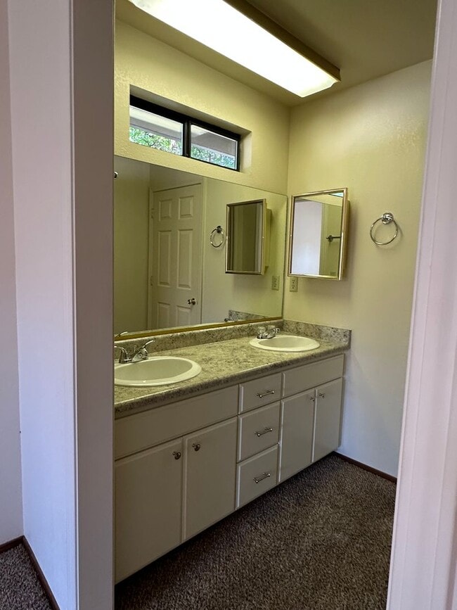 Building Photo - Beautiful 55+ home in Paris Park!