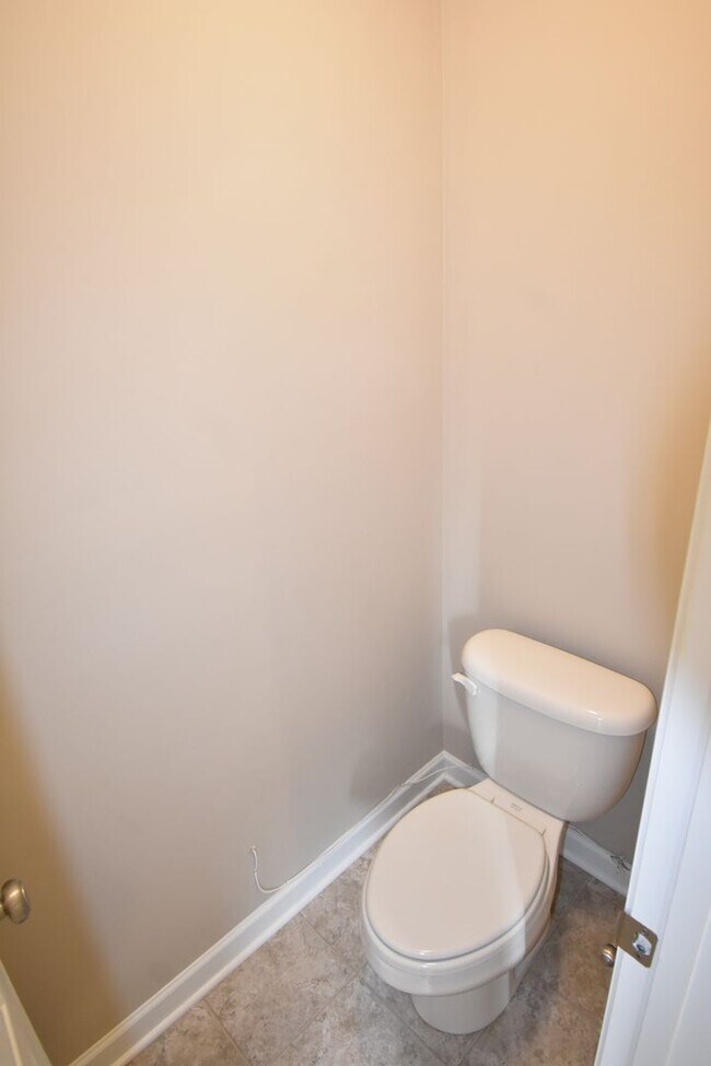 Building Photo - 4 Bedrooms and 2.5 Baths- PET CONSIDERED!