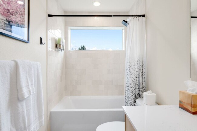 Building Photo - 823 NE 70th St