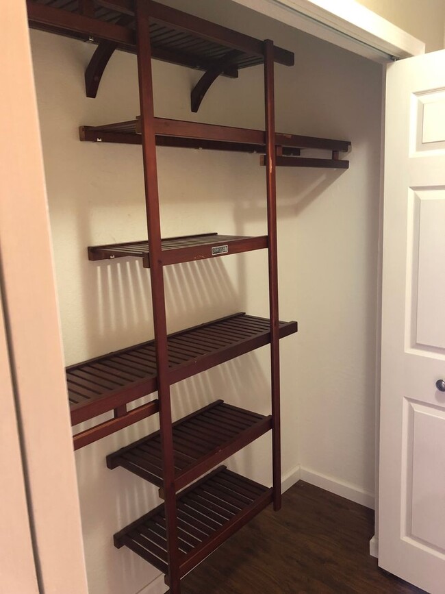 Building Photo - 2Br/2Ba - 1 Car Garage Townhouse in the He...