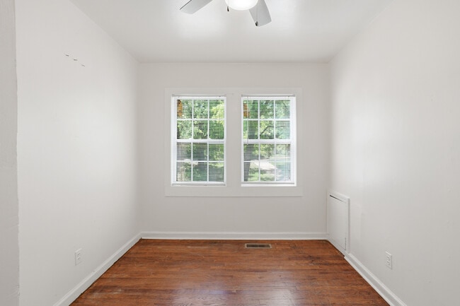 Building Photo - 517 11th Ct W