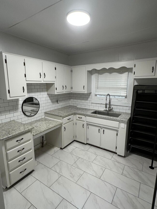 Building Photo - 313 Capital Ave