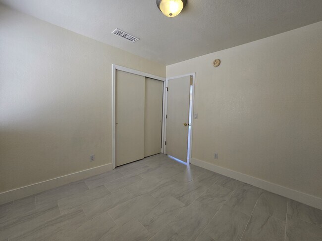 Building Photo - 7980 N Siskiyou Dr