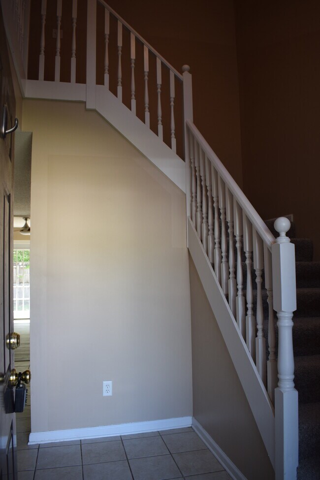 Building Photo - 142 S Springview Dr