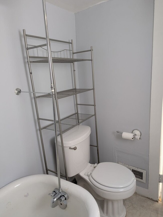 Building Photo - 3 Bedroom 2 Bath SFH