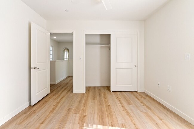 Building Photo - 2 Bedroom 1.5 Bath townhouse with private ...