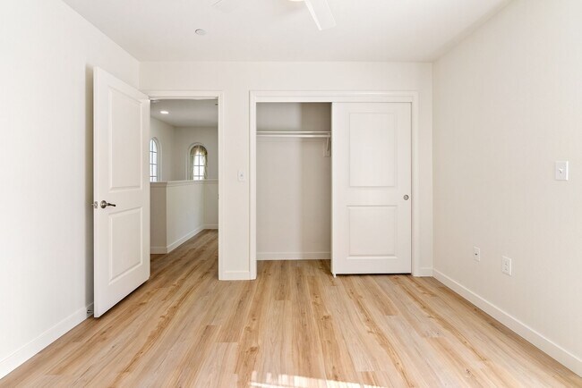 Building Photo - 2 Bedroom 1.5 Bath townhouse with private balcony and 2 car garage