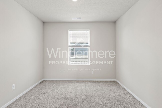 Building Photo - ** MOVE IN SPECIAL ** 1/2 OFF 1ST FULL MON...