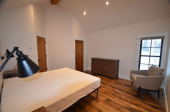 Building Photo - 300 Washington Rd