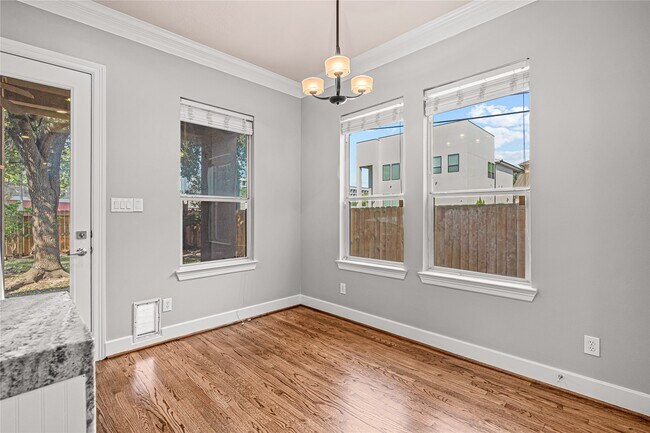 Building Photo - 112 White Dr