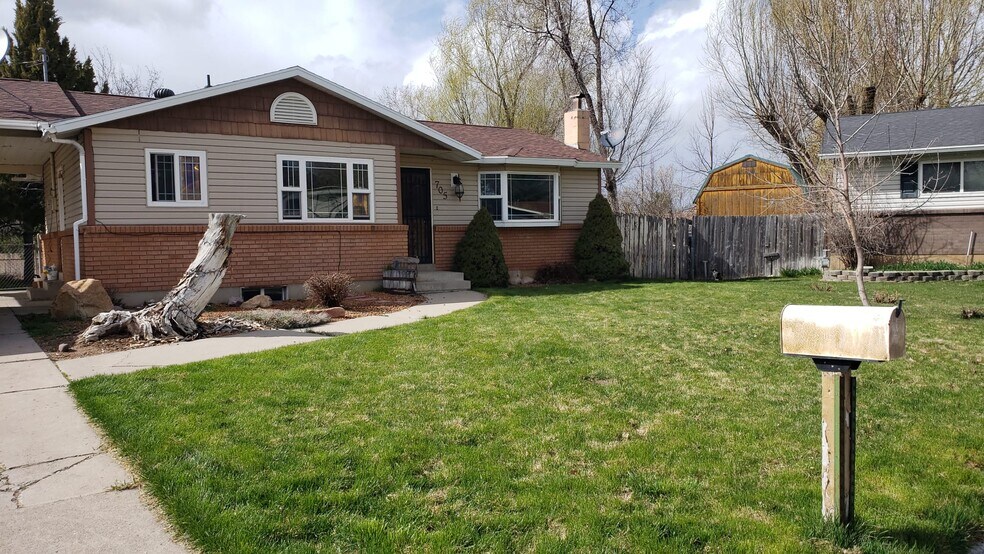 Building Photo - 705 Canyon View Drive