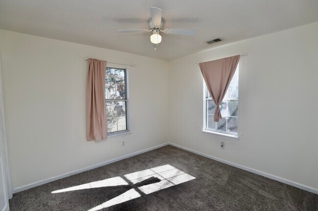 Building Photo - 21 N Trace Ct