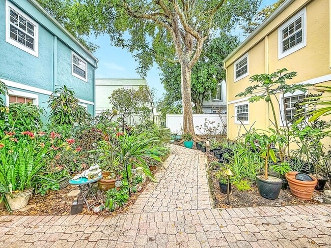 Building Photo - 305 SE 11th Ave