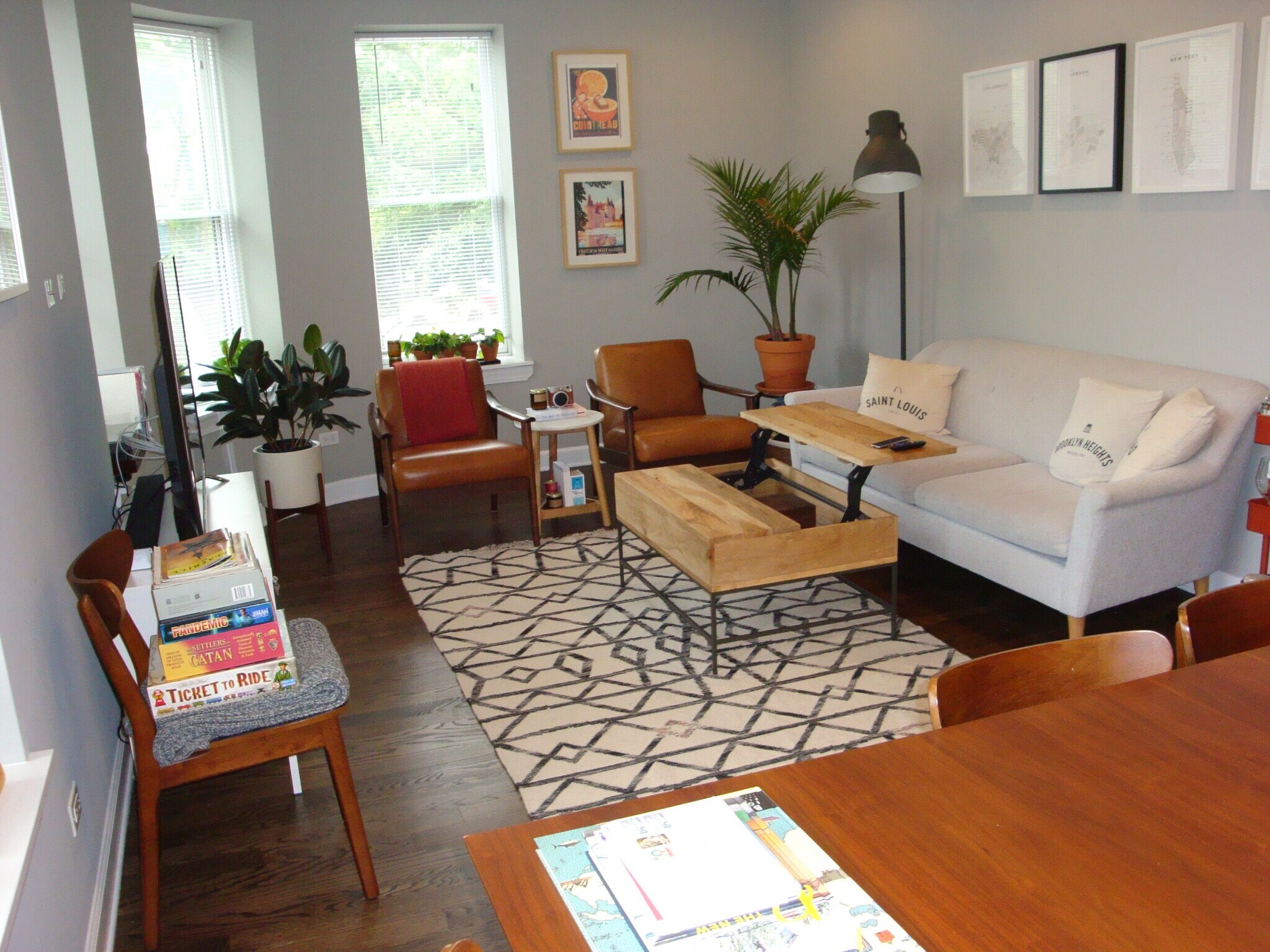 Living room - 2800 W Logan Blvd