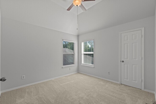 Building Photo - Spacious 3-Bedroom Home in Lakeshore with ...