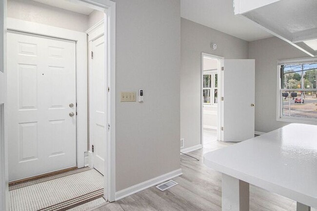 Building Photo - $799 Chic & Renovated 1BR with Style- Ask about our security deposit alternative!