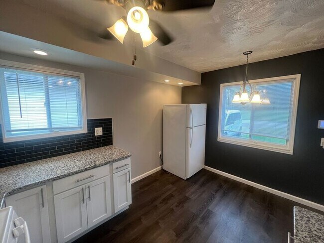 Building Photo - 9433 Sylvia St