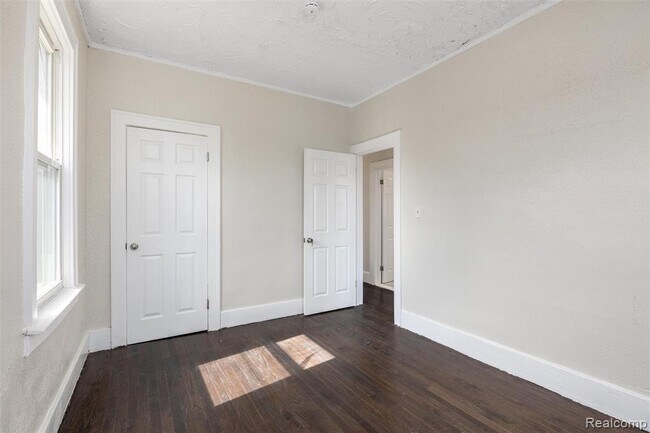 Building Photo - 3217 Elmhurst St