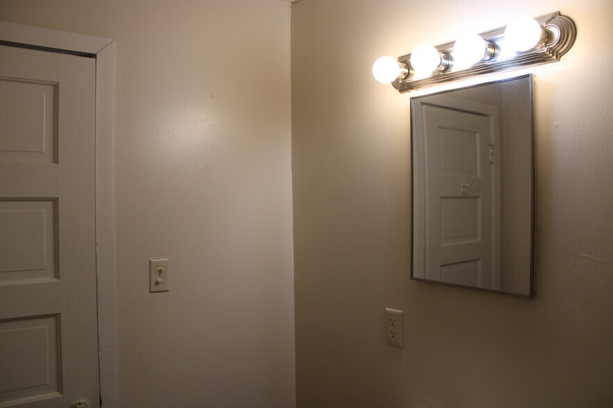 Building Photo - 3861 E Roseberry St