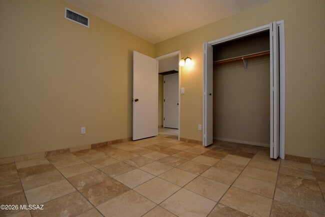 Building Photo - 814 N Crescent Ln