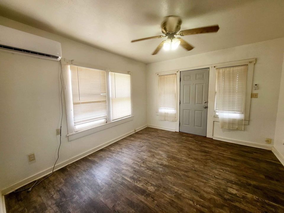 Building Photo - 1001 S Main St