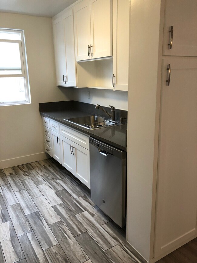 Building Photo - RENOVATED 1 BDRM-HARDWOOD FL,STAINLESS STE...
