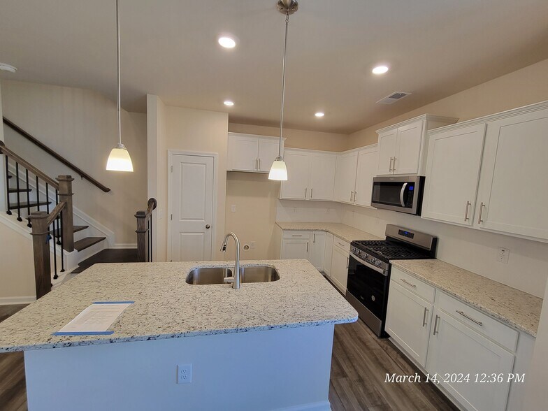 Building Photo - 424 Glen Clova Dr