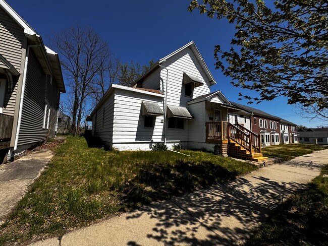 Primary Photo - 614 E 10th St