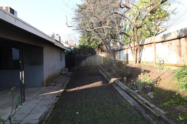 Building Photo - 9388 N Archie Ave