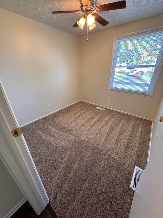 Building Photo - 3 Bedroom House