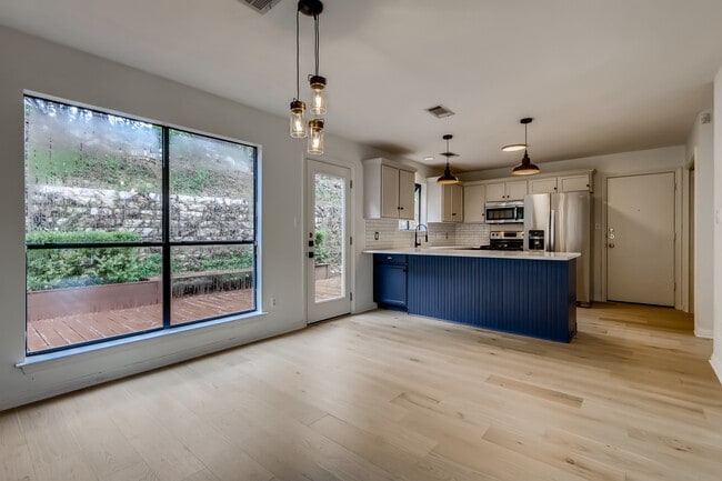 Building Photo - 107 Long Wood Ave