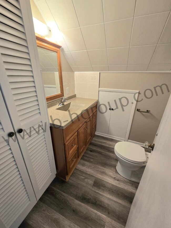 Building Photo - Great Location!