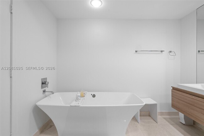 Building Photo - 17111 Biscayne Blvd