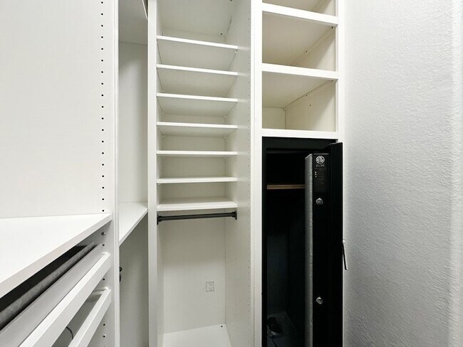 Building Photo - 10 Pilot Rock Pl