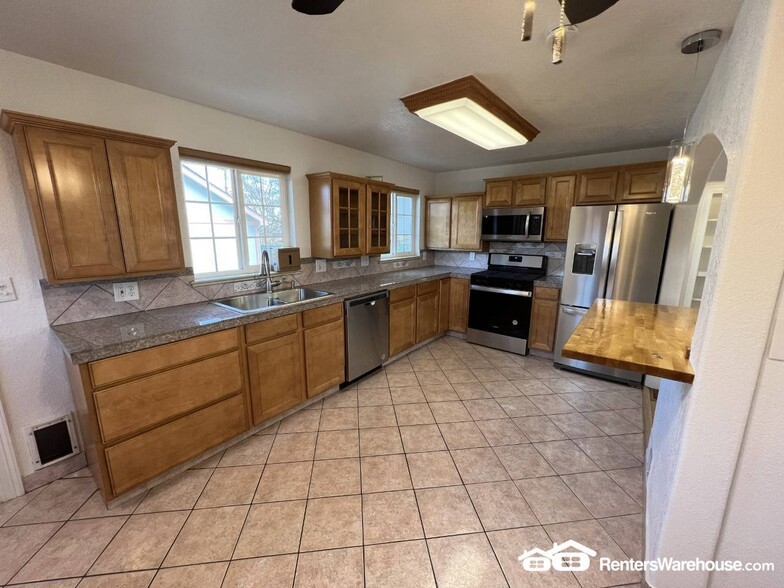 Building Photo - 4748 Shoshone St