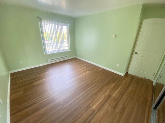 Building Photo - Top Floor Large, Bright & Spacious Two Bedroom Condo W/ Parking & Laundry!