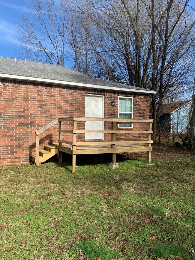 Building Photo - 205 W Parks St