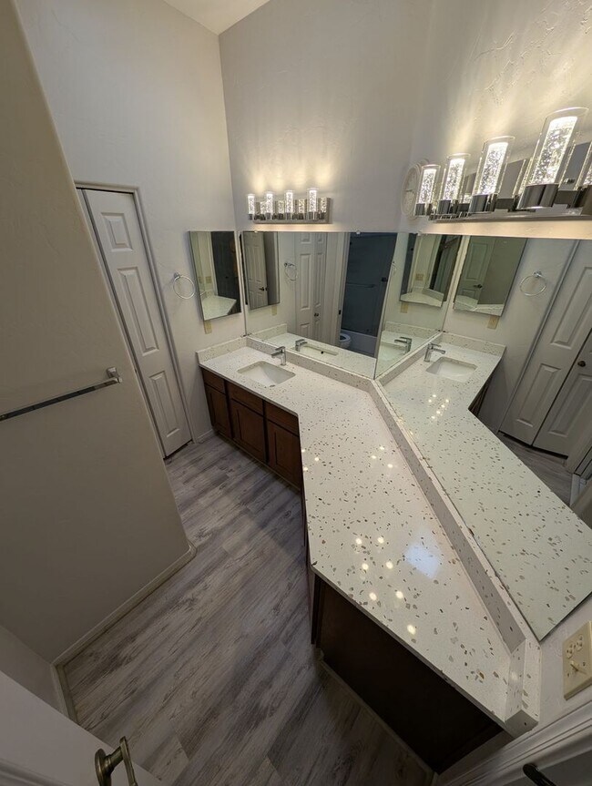 Building Photo - Gorgeous NW TownHouse - Sunset Ridge - Great Community