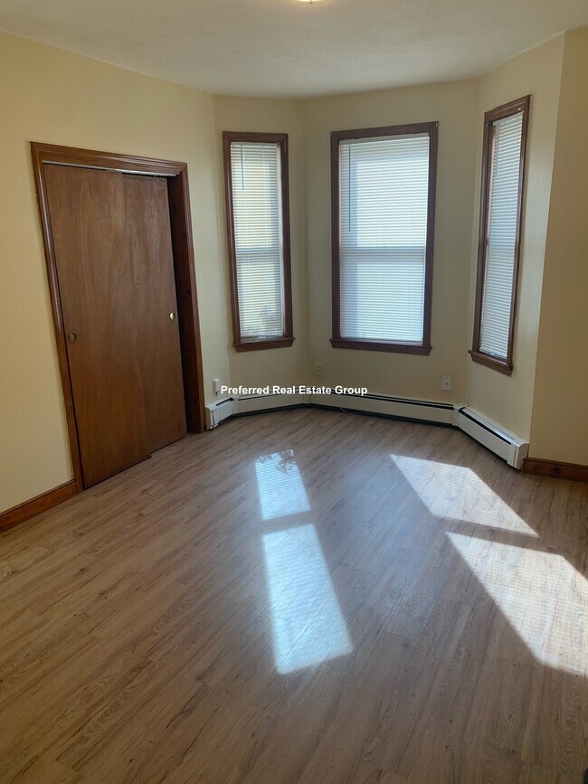 Building Photo - 96 Millet St