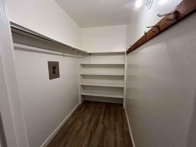 Building Photo - Perfect 1 Bed 1 Bath - Covered Parking Included!